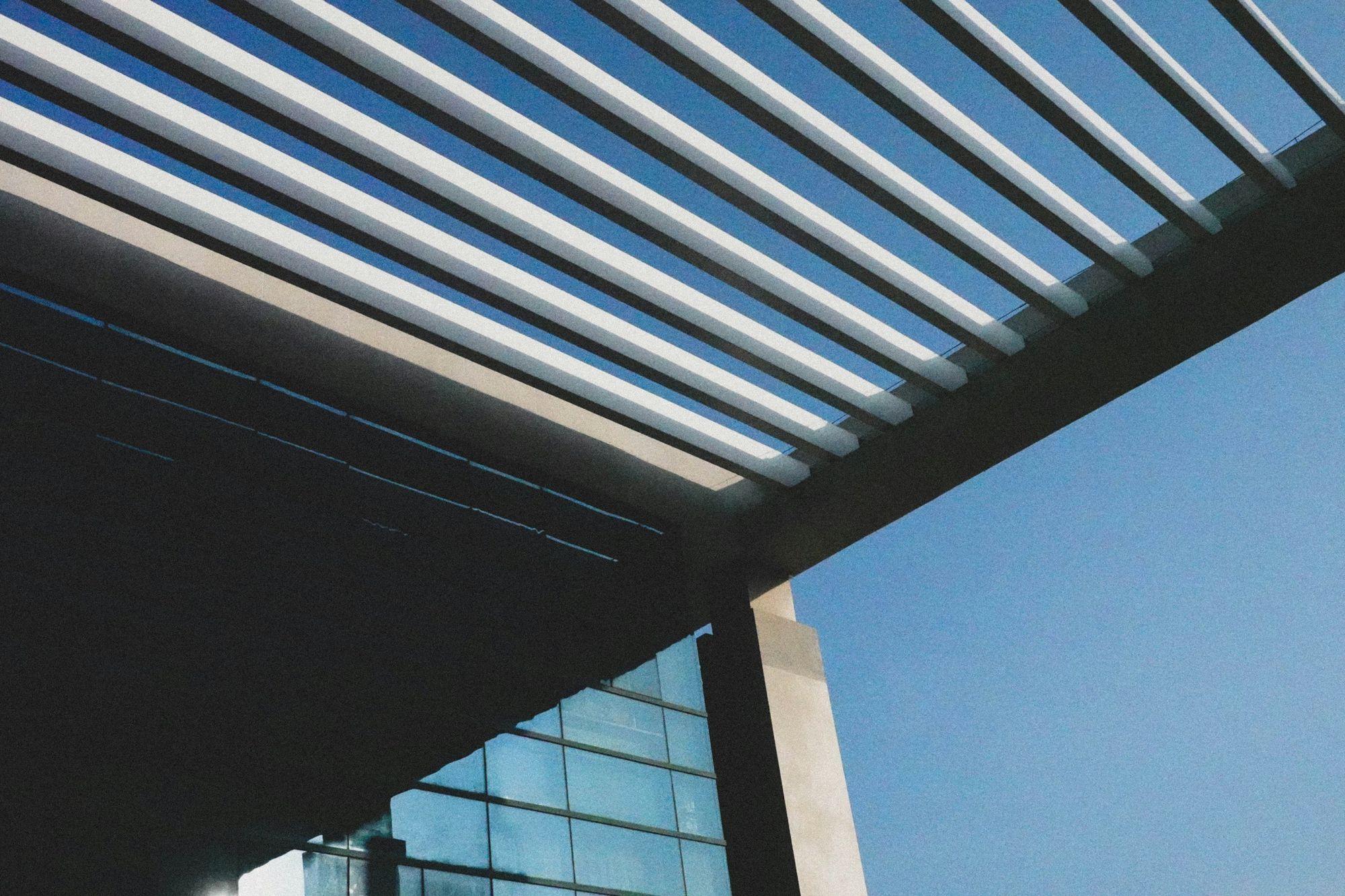 Alüminyum lamelli pergola çatısının alttan görünüşü