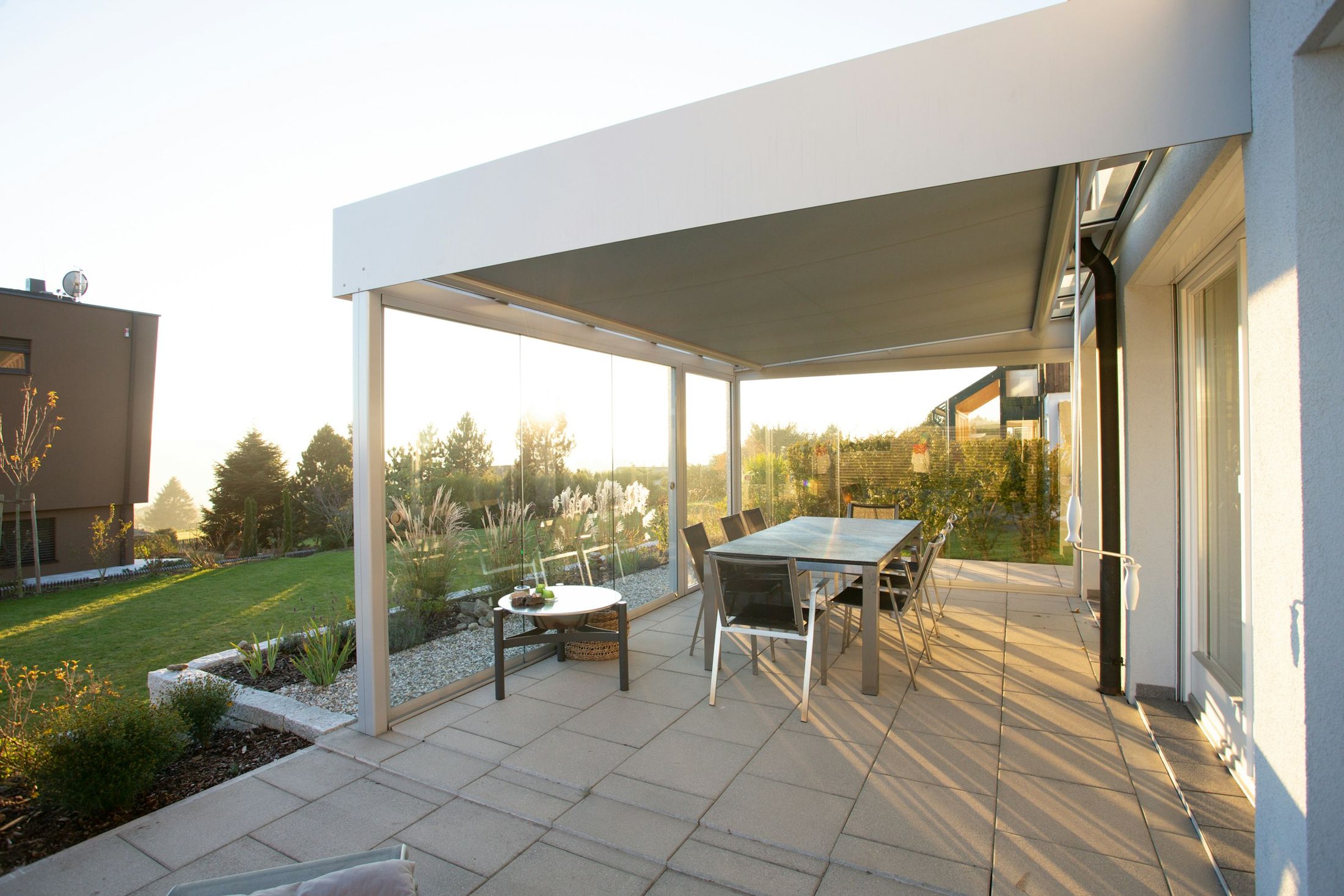 Terasta beyaz alüminyum pergola ve yemek alanı